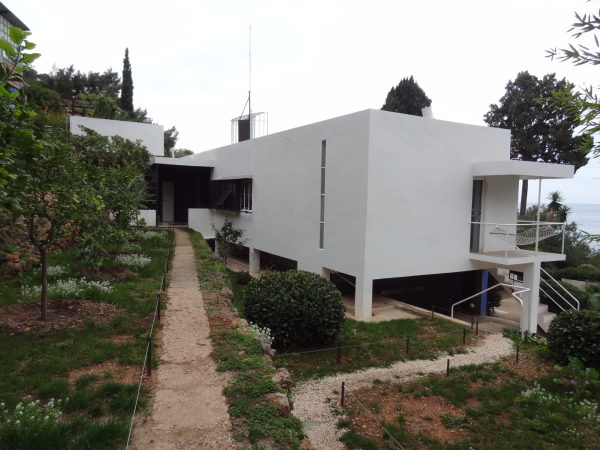 E.1027, der Pfad zum Haupteingang fhrt entlang der Nordseite. Eine Abkrzung fhrt hinab in den Garten.