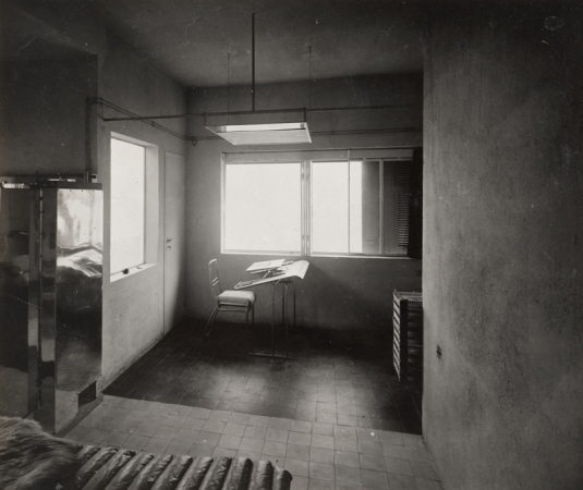 E.1027, Blick vom Schlafbereich in den Studier-Bereich mit Eileen Grays Zeichentisch, 1926-29