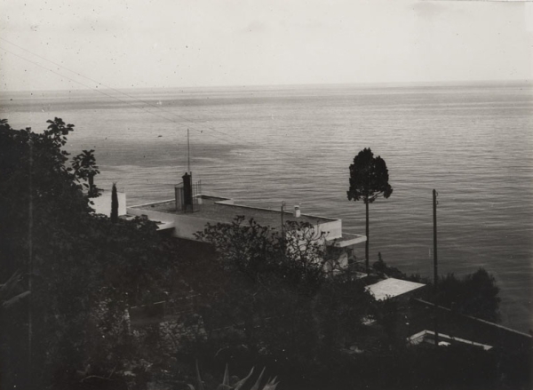 E.1027, Blick von der Strae ber das Haus aufs Meer, 1926-29