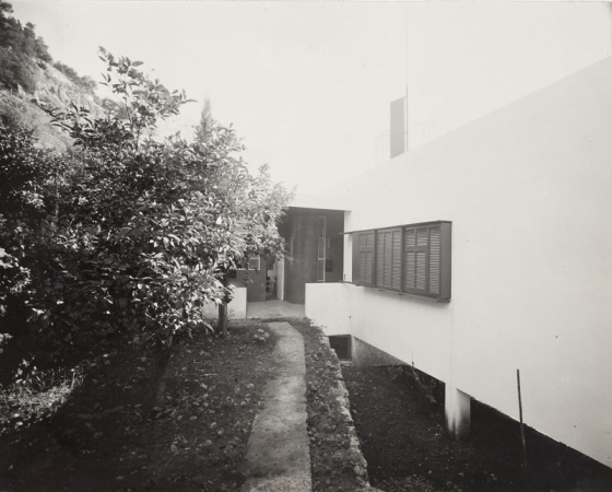 E.1027, der Haupteingang und die Nordfenster des Salons, 1926-29