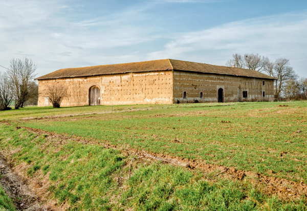 Das historische Landwirtschaftsensemble Grande Neuve in Francheleins besticht als eine komplett geschlossene, monolithische Anlage.