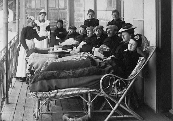 Liegekur fr an Tuberkulose Erkrankte auf der Terrasse der Villa Pravenda in Davos, ca. 1900.