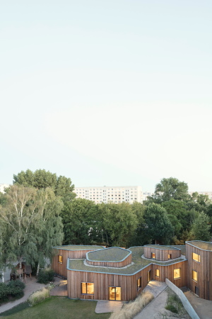 Der anthroposophische Hort von MONO Architekten in Berlin kann sowohl formal als auch in seiner Materialisierung als programmatischer Gegenentwurf zum aktuellen Schulbau verstanden werden.