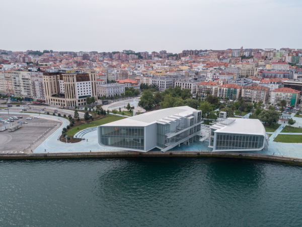 Der zweigeteilte Bau wird fr Ausstellungen und Veranstaltungen genutzt.