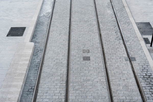 Das Pflaster ist aus Muschelschalen hergestellt.