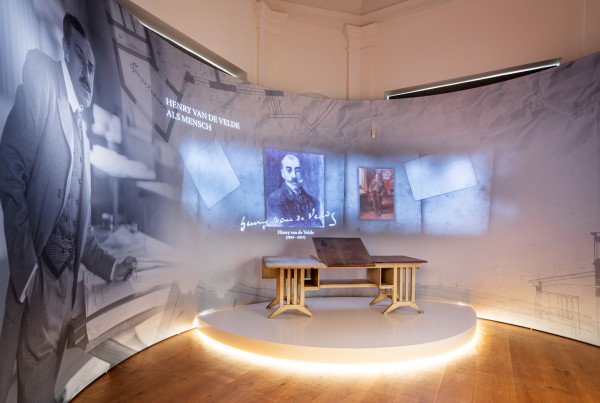 Die Ausstellung arbeitet mit gelungenen Mediencollagen, in den acht Eckrumen des Neuen Museums.