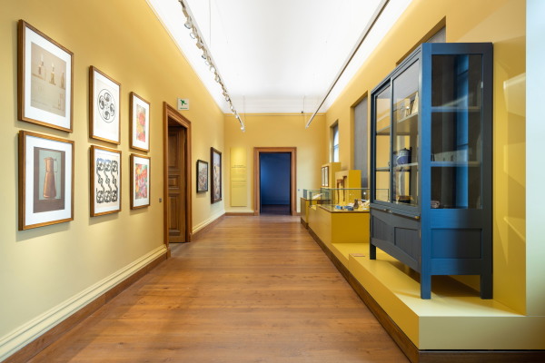 Gezeigt werden Arbeiten aus der Kunstschule und der Kunstgewerbeschule Weimars, aus denen Gropius 1919 das Bauhaus formte.