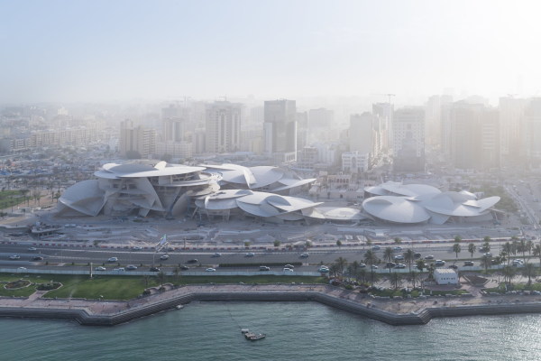 Das neue Nationalmuseum von Katar entstand nach Plnen von Jean Nouvel neben dem alten Herrscherpalast.