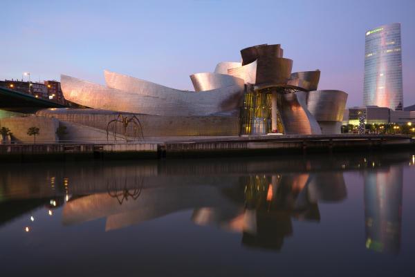 Seit Gehrys 1997 fertiggestelltem Guggenheim-Museum in Bilbao hoffen viele Städte auf den „Bilbao-Effekt“ – auf eine Aufwertung durch möglichst spektakuläre Architektur.