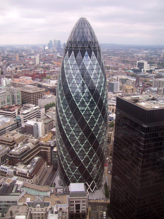 Norman Fosters Büroturm für die Swiss Re in Londons Finanzbezirk wird „The Gherkin“ genannt: die Gewürzgurke