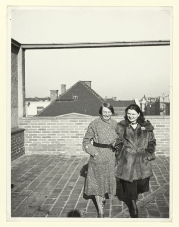 Foto von Irmgard Srensen (Sre)-Popitz und Marianne Brandt unbekannter Fotograf, um 1926