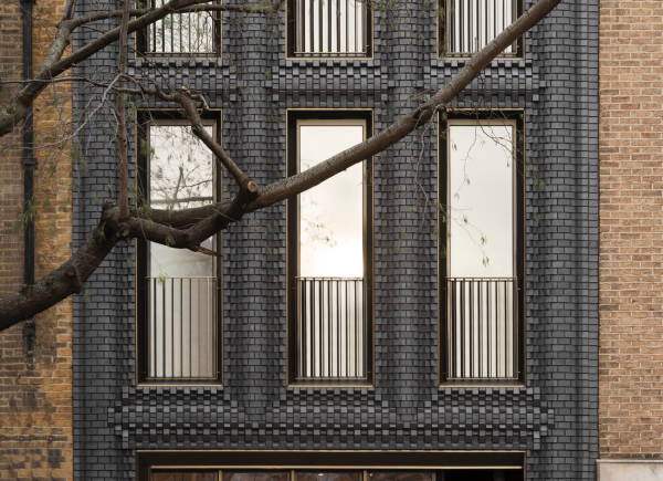 Die elegante Fassade setzt sich aus Ziegeln in 44 verschiedenen Formen zusammen und sorgt fr einen dynamischen Effekt.