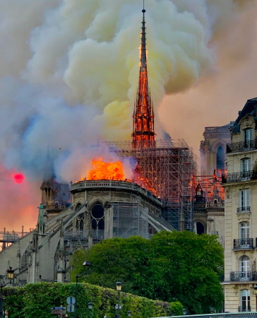 Das Feuer in Notre Dame de Paris bricht am frhen Abend des 15. April aus.