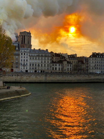 Dicke Rauchschwaden hngen ber Paris.