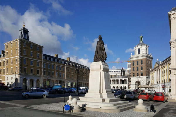 2017 enthllte Prinz Charles auf dem Hauptplatz von Poundbury eine Statue zu Ehren der verstorbenen Kniginmutter, deren Sockel von Lon Krier entworfen wurde.