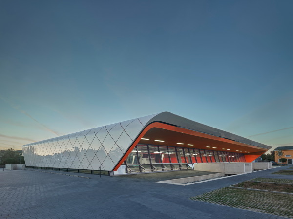 Sporthalle von Metaraum Architekten in Pfungstadt