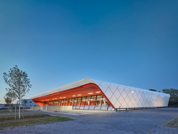 Sporthalle von Metaraum Architekten in Pfungstadt