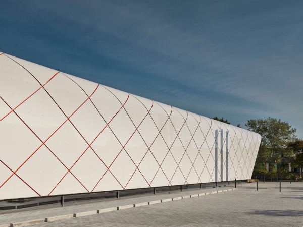 Sporthalle von Metaraum Architekten in Pfungstadt