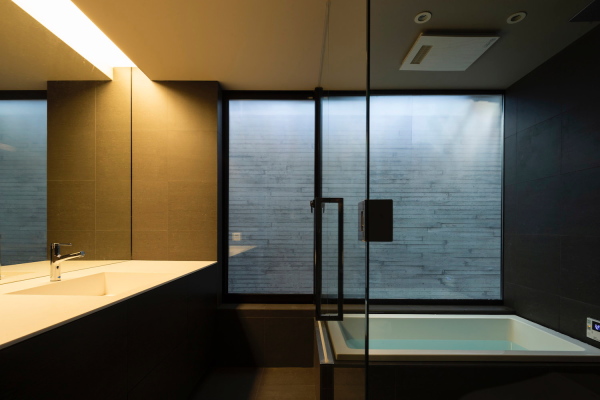 Das Badezimmerfenster gibt den Blick auf die angrenzde Hauswand frei.