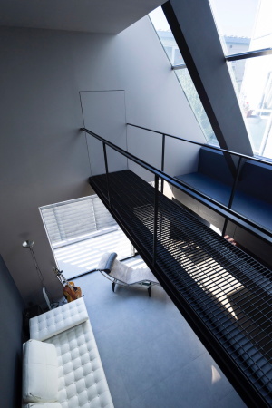 Ein schmaler Steg fhrt auf den Balkon.