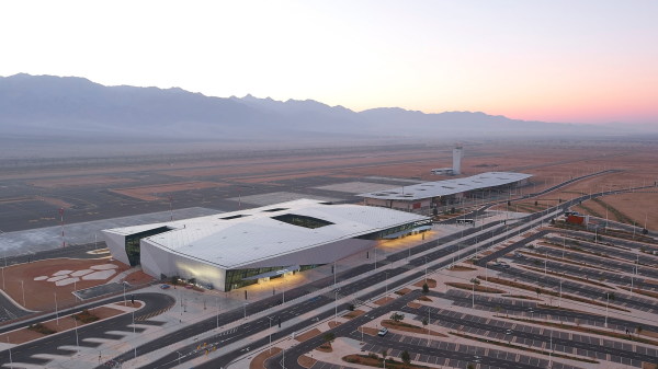 Der Flughafen besteht aus mehreren Gebudeteilen, jhrlich werden hier mehr als 2,25 Millionen internationale und lokale Passagiere erwartet.