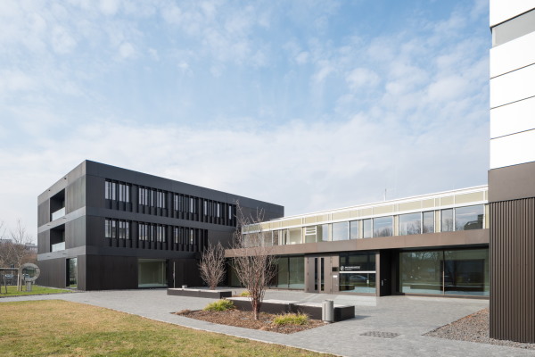 Die Erweiterung von Staab Architekten und der von Lewin Monsigny Landschaftsarchitekten gestaltete Vorhof ordnen das Ensemble städtebaulich neu.