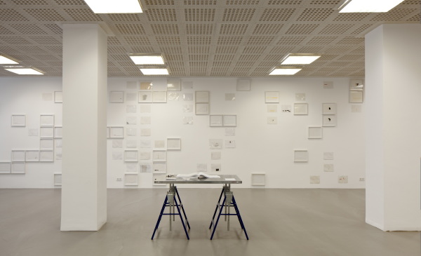 ... in der er berwiegend konzeptuelle Kunst zeigte, wie Karin Sanders weie Papierarbeiten.