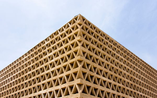 Fassadendetail des Hrsaalgebudes der Alioune Diop Universittscampus in Bambey, Senegal von IDOM, Bilbao.