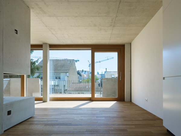 Die gro�en Wohnr�ume bekommen viel nat�rliches Licht.