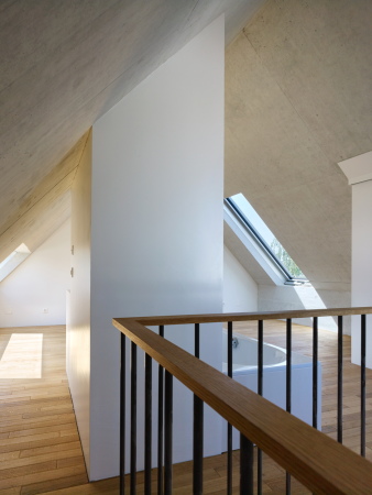 Die Dachgeschossetage besitzt im Schlafraum eine freistehende Badewanne.