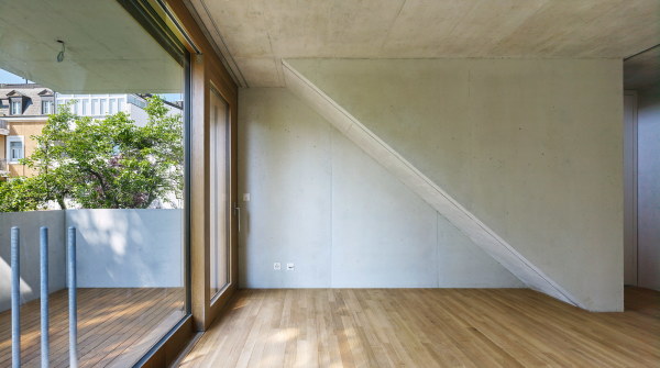 Die Treppen innerhalb der Wohnungen sind als plastische Elemente ausgebildet.