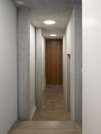 Die Eingangst�r ist schmal und hoch.