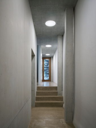 Ein schmaler Gang dient der Erschlie�ung.