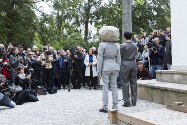 Auch die Kostme sind ebenfalls Teil des explizit kollaborativen Projekts Ankersentrum, sie stammen vom Berliner Label GmbH.