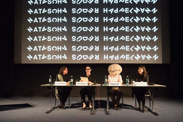 Vorstellung der Knstlerischen Position Natascha Sder Happelman im letzten Herbst. Auf der Leinwand ist auch die gelungene visuelle Gestaltung des diesjhrigen deutschen Beitrags durch Maziyar Pahlevan zu erkennen, die auch den Katalog und die Webseite prgt.