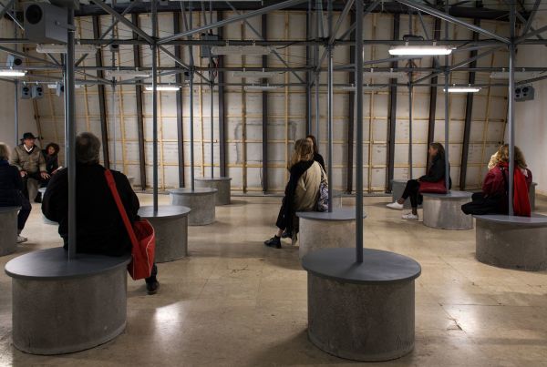 Dort l�uft eine Sound-Installation, die ein multidirektionales Klangfeld aus mehreren parallel ablaufenden Einzelarbeiten entstehen l�sst.