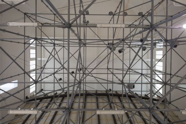 Das St�tzger�st der Staumauer ist das erste, was � im n�chsten Raum � beim Betreten des Pavillons zu erkennen ist.