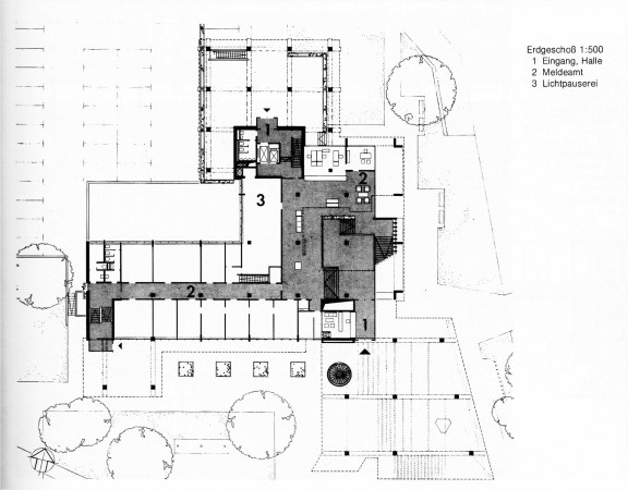 Grundriss Erdgeschoss, aus: H. und A. Deilmann: Gebude fr die ffentliche Verwaltung, 1979, S. 72-75  Verlagsanstalt Alexander Koch