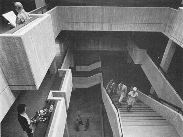 Atrium mit Wartezonen, 1973, aus: H. und A. Deilmann: Gebude fr die ffentliche Verwaltung, 1979, S. 72-75  Verlagsanstalt Alexander Koch