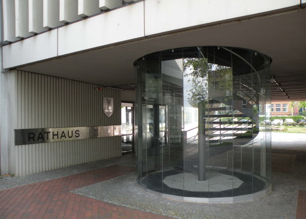 Eingang mit Glastreppenhaus zum Ratssaal, 2019, Foto: Stefan Rethfeld