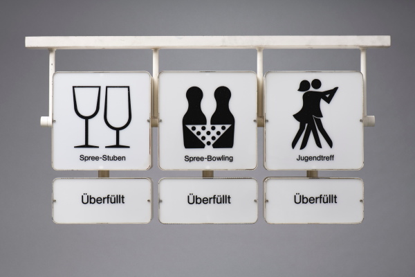 Wegeleitsystem (2 Elemente), Entwurf der Piktogramme: Klaus Wittkugel, 1970er Jahre.  SHF, digitale Reproduktion: Jester Blank GbR