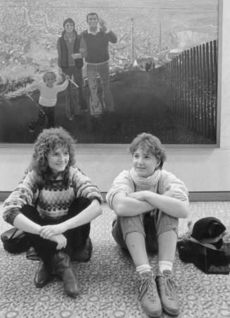 Beim Fest des Politischen Liedes im Palast der Republik. Besucher in der Galerie vor Wolfgang Mattheuer Gem�lde �Guten Tag