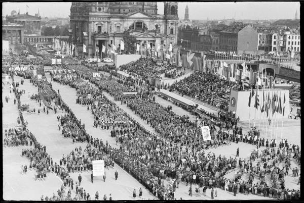 Demonstration auf dem Marx-Engels-Platz anl�sslich der Weltfestspiele der Jugend in Berlin, August 1951 (Aufmarschplatz). � Bundesarchiv, Bild 183-11500-1440