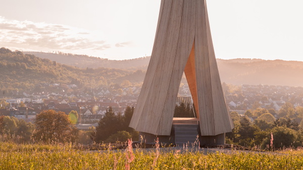 Der Entwurf von Achim Menges und Jan Knippers (Stuttgart) besteht aus gebogenen Sperrholzstreifen, die sich mittels Feuchtigkeitsentzug selbst geformt haben.