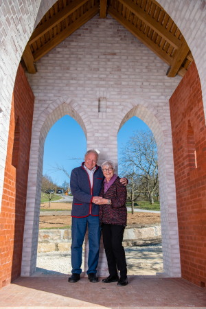 Der Hochzeitsturm von Uwe Schrder (Bonn) soll die frisch gebackenen Ehepaare symbolisch zusammenfhren, anschlieend treten sie vereint auf die Hochzeitswiese, um einen Obstbaum zu pflanzen.