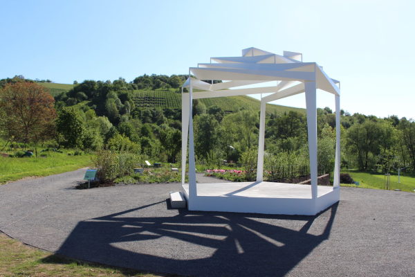 An der h�chsten Stelle des �rtlichen B�rgerparks er�ffnet der Pavillon Blicke in die Landschaft.