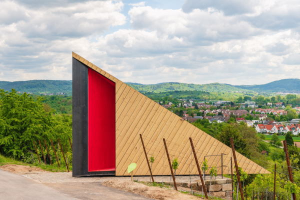 Station 8: Den tetraederf�rmigen, begehbaren Pavillon �Prisma� in den Weinbergen von Schorndorf ...