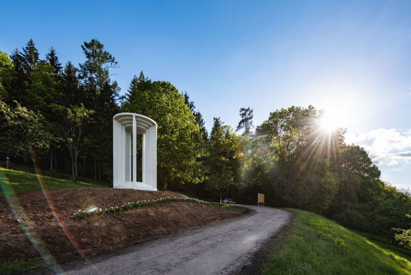 Station 9: Burger Rudacs Architekten aus M�nchen haben das �weise, wei�e Haus� auf einer Streuobstwiese auf der Gemarkung Weiherwasser s�dlich von Winterbach realisiert.