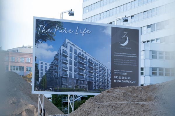 Baustellenschild des Wohn- und Gewerbehauses 3 Hfe  The Pure Life in der Ltzowstrae Berlin