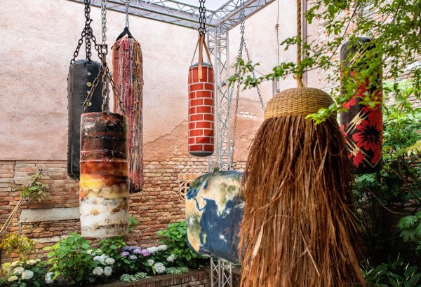 Im Hof Mich�le Lamys �What are you fighting for?�. Die Ausstellung wird von der Londoner Carpenters Workshop Gallery organisiert.